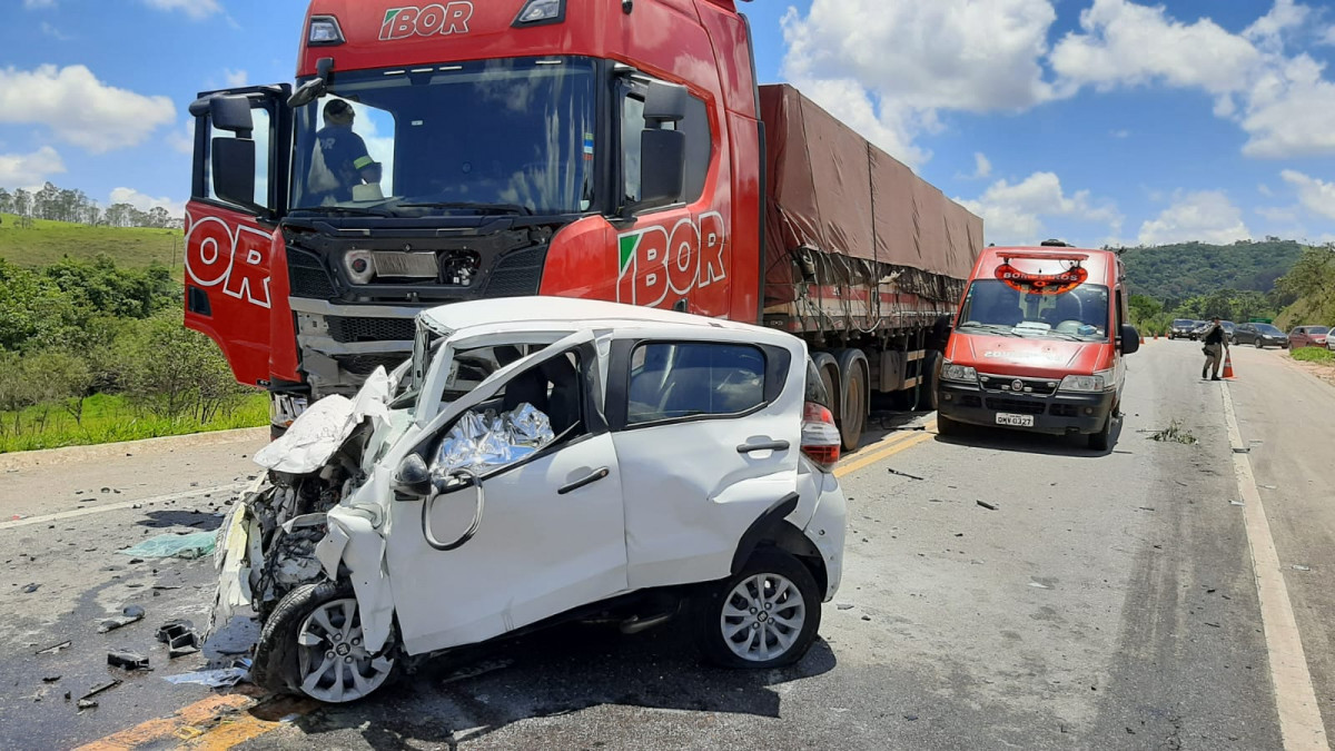 Colis O Entre Carreta E Autom Vel Deixa V Tima Fatal Em Barbacena