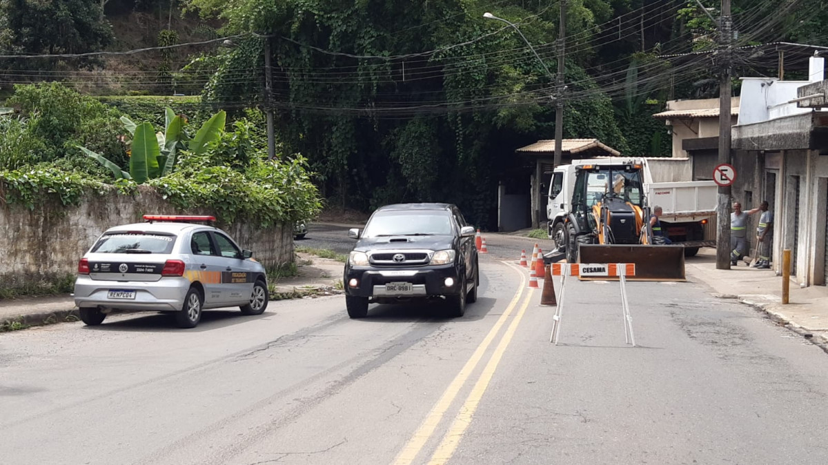 Manuten O Em Rede De Gua No Bairro Santo Ant Nio Deixa Tr Nsito Em