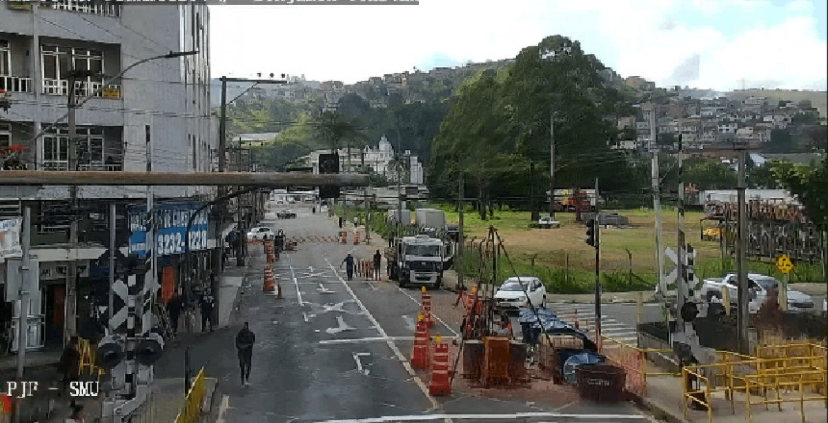 Linha férrea da Rua Benjamin Constant está totalmente interditada para