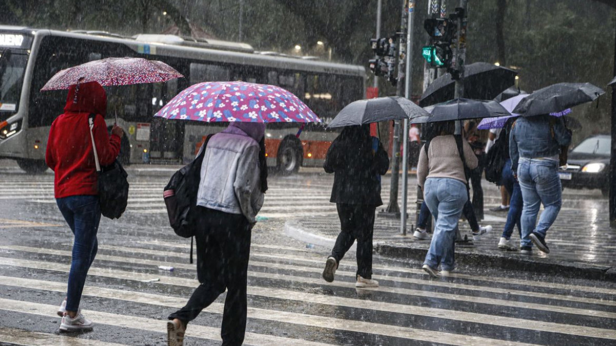 Inmet prevê chuva intensa e vento forte em várias regiões do país