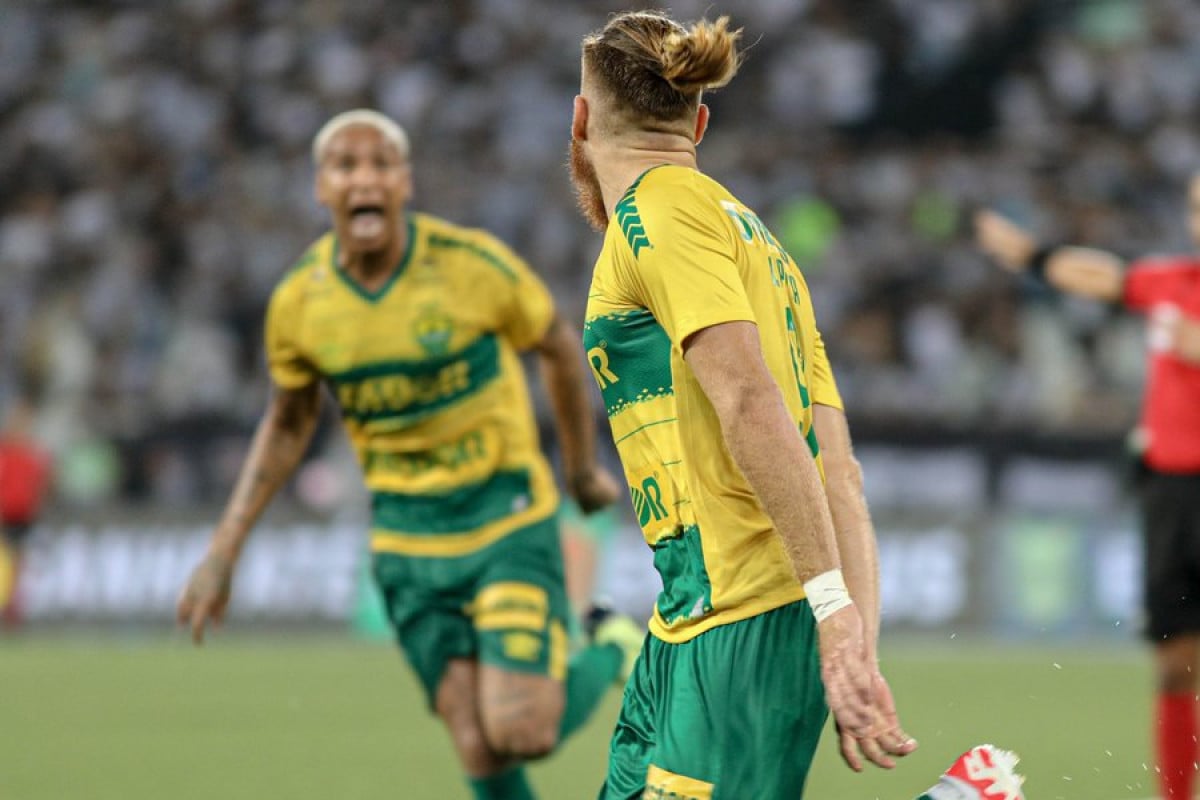 Botafogo perde para o Cuiabá e fica seis pontos na frente do Palmeiras