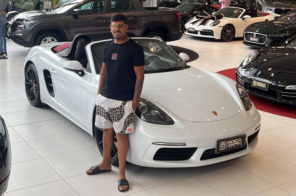 Influencer detido em operação contra rifas ilegais ostenta carros de luxo  nas redes