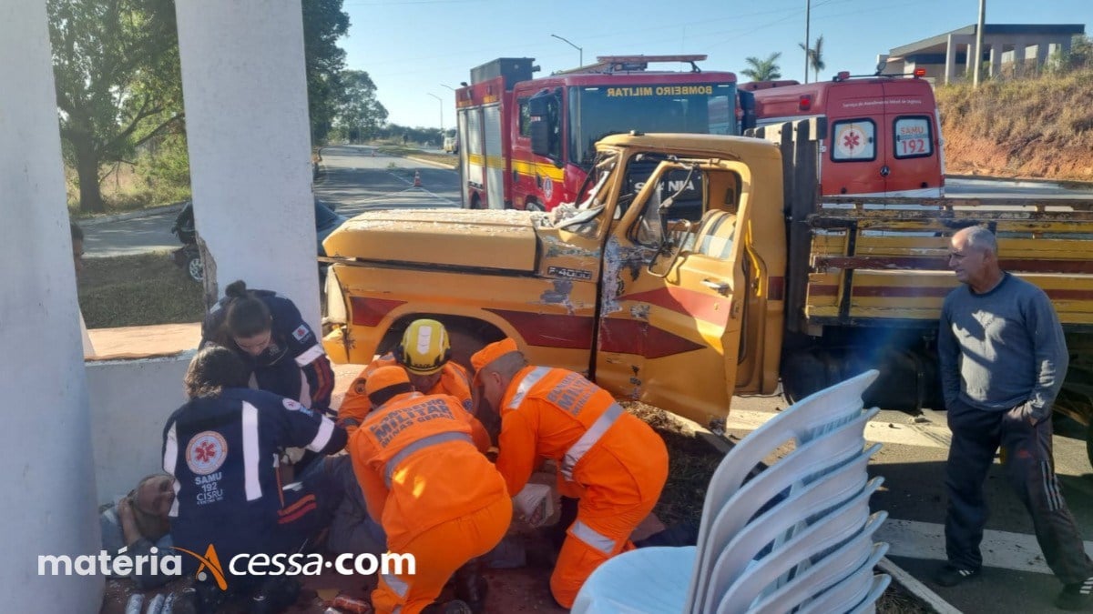 Motorista de caminhonete fica gravemente ferido ao bater em carro na BR-265, em Tiradentes