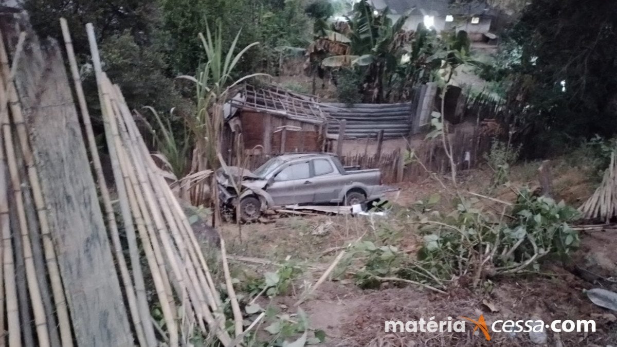 Batida entre veículos na BR-267 lança carro para quintal de uma casa no Bairro Floresta
