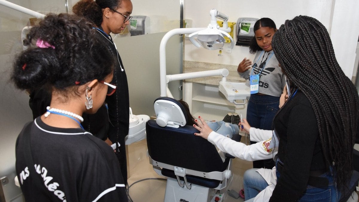 Feira de profissões orienta jovens de Juiz de Fora em meio à crescente escassez de talentos no mercado