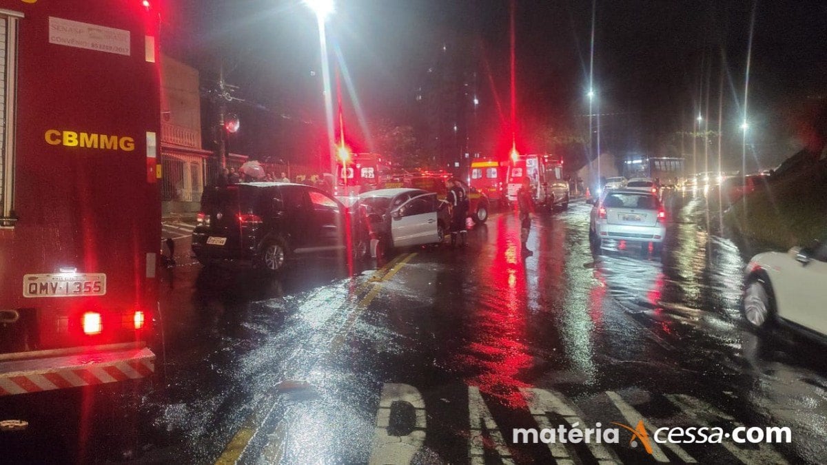 Batida entre carros deixa duas crianças em estado grave na Serra dos Bandeirantes, em Juiz de Fora