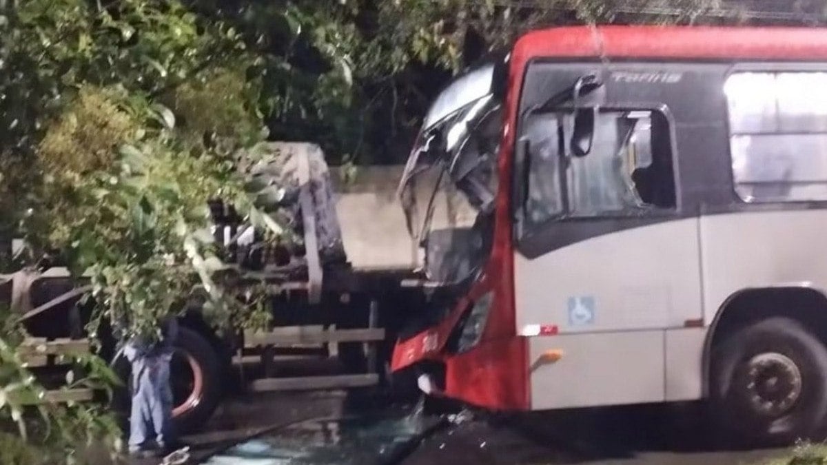 Ônibus bate em caminhão 