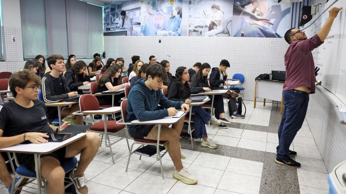 Candidatos se preparam para prova de redação do Enem no domingo