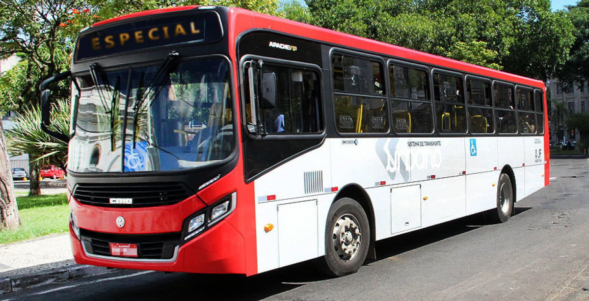 Ônibus de linha especial em rua de Juiz de Fora 