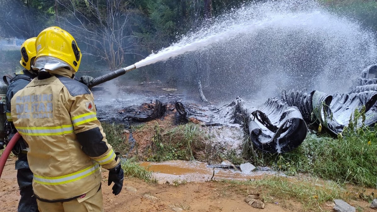 Corpo de Bombeiros apagando o fogo dos canos.