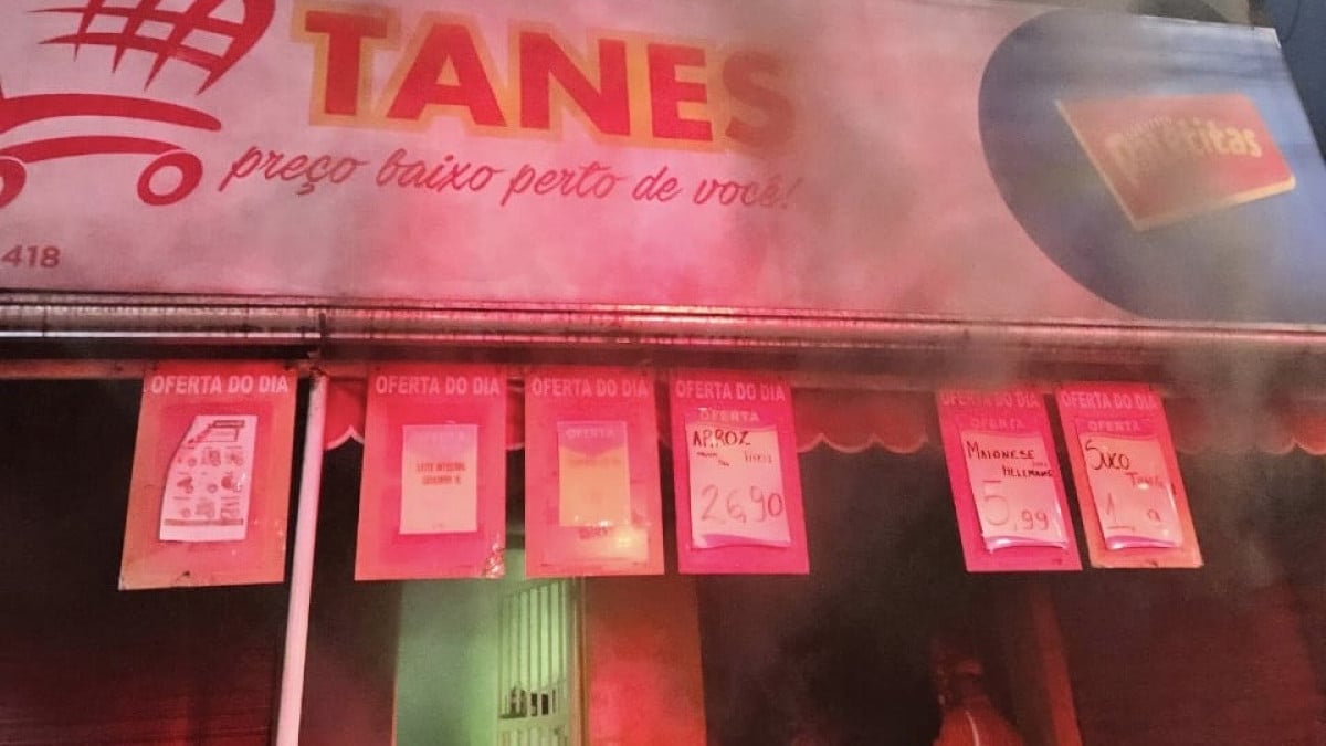 Mercado Tanes consumido pelas chamas. 