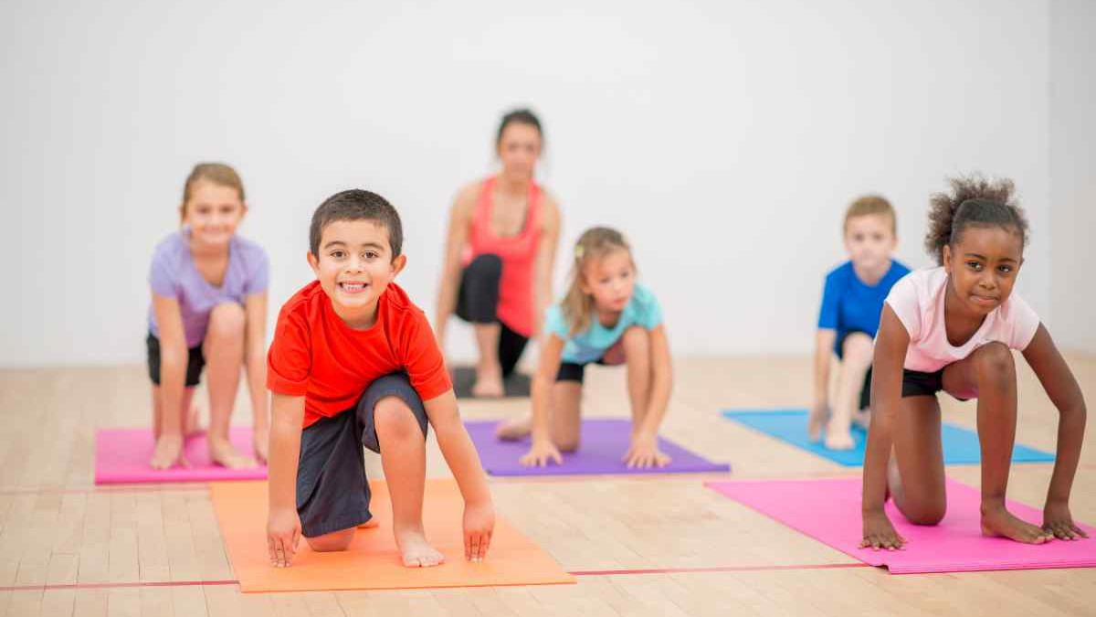 Crianças praticando Pilates.