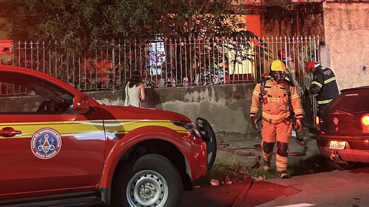 Bombeiros na residência em que a panela superaqueceu.