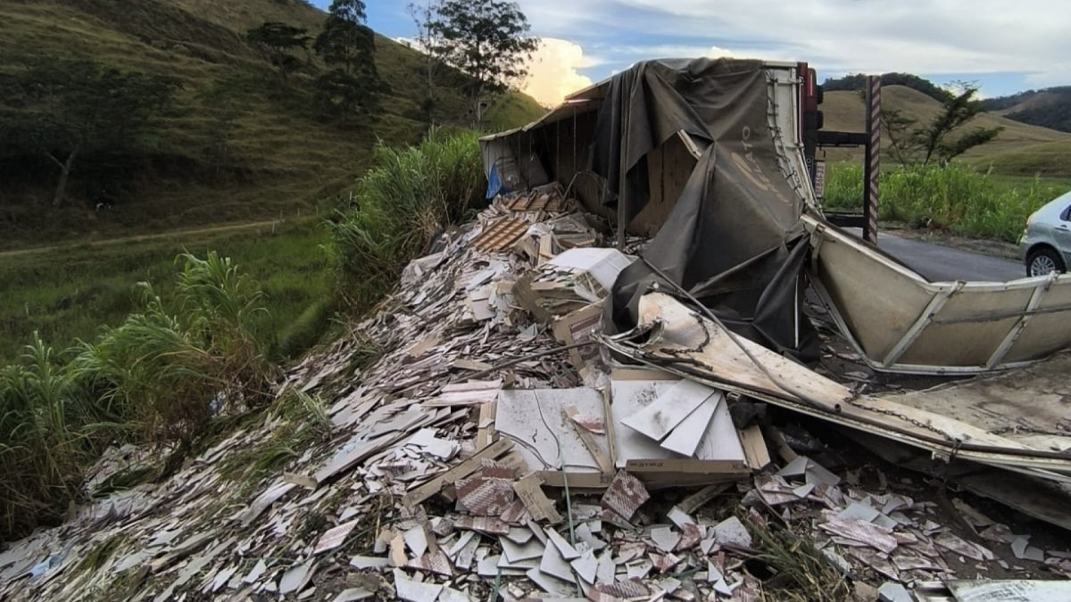 carreta tombada na BR-267