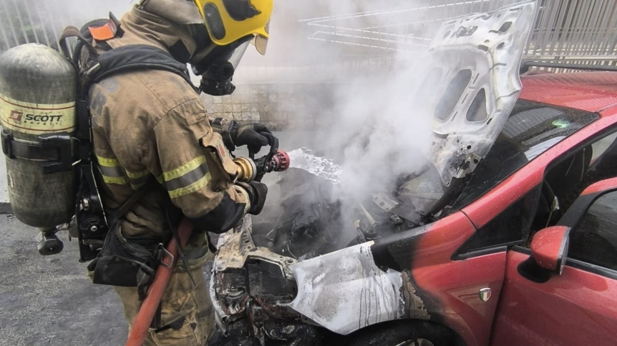 Carro incendiado no bairro Santa Helena.