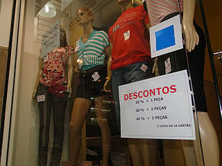 vitrine com peças em promoção