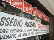 imagem da fachada do banco com as portas fechadas e cartazes anunciando a greve