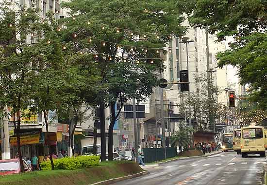 Foto de local onde s?o acesas as velas pega fogo e policial tenta apagar