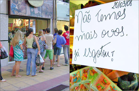 Foto de fila para comprar ovos com
um cartaz dizendo que os ovos j? se esgotaram