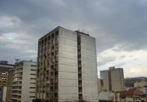 Foto pr?dios na Rio Branco e c?u com nuvens escuras