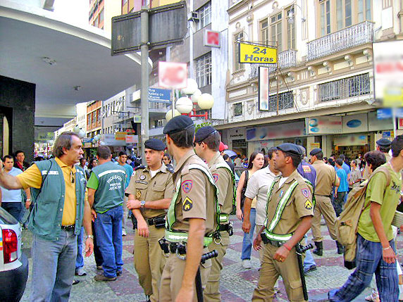 Foto da policia na rua Halfeld esquina com Batista de Oliveira