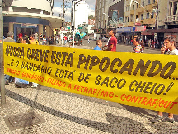 Foto da faixa de protesto na manifesta??o dos banc?rios