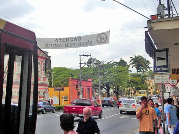 Foto desfile de comemora??o no carro do Corpo de Bombeiros