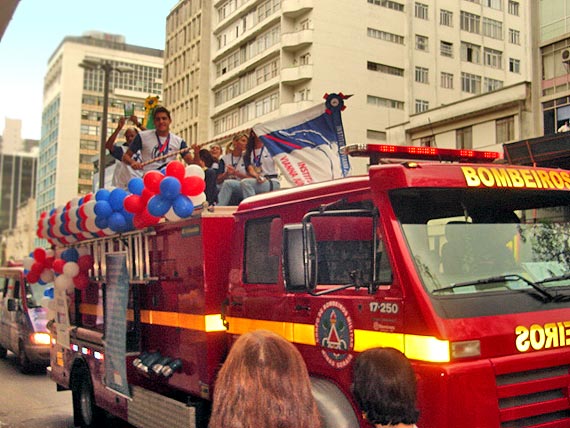 Foto desfile de comemora??o no carro do Corpo de Bombeiros