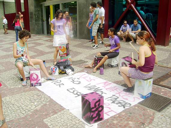 Foto das manifestantes promovendo batucada