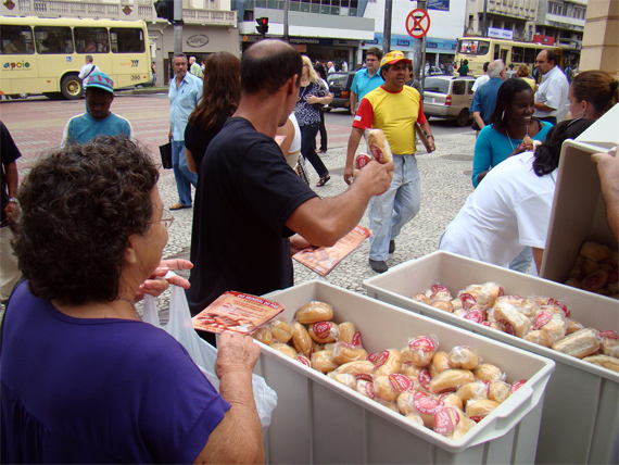 Distribuição de pães no Parque Halfeld