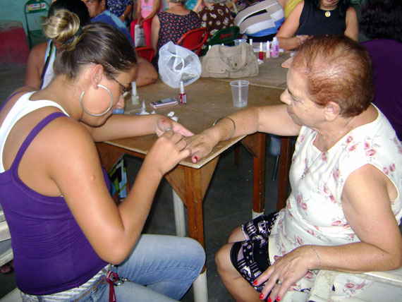 Idosa fazendo as unhas