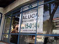 Casa com uma placa de Aluga-se