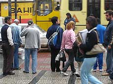 foto de pessoas com roupas de frio