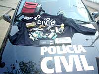 Foto do carro da pol?cia civil com as apreens?es