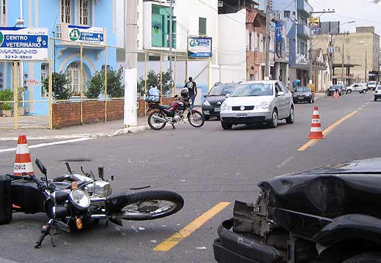 Acidente envolvento um carro e uma moto