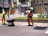 Trabalhadores da Empav tapam buraco no centro de Juiz de Fora