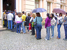 Foto da fila para pegar segunda via