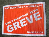 Foto de cartaz escrito: Estamos em greve