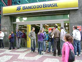 Foto da entrada do banco com os manifestantes