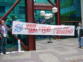 Foto de cartaz escrito: Mais para o povo menos para o governo 