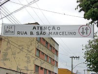 Foto de faixa indicando que rua Bar?o de S?o Marcelino tem m?o dupla