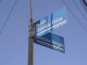 Foto de placa indicadndo o nome da rua Santa Rita