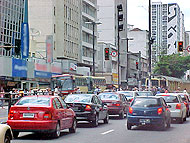 Foto de um congestionamento de carros