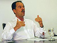 Foto do prefeito durante a coletiva