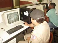 foto de policial monitorando cameras