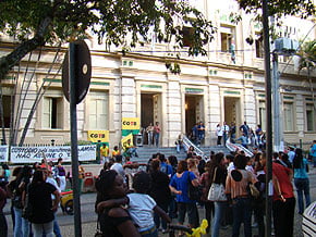 Foto de manifestantes em frente à Câmara