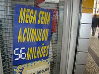 Foto de placa informando o valor do premio da Mega-Sena