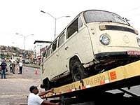 Foto da remoção de kombi abandonada