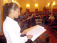 Foto de vereadora mirim ocupando a tribuna