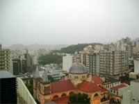 visão da cidade com céu nublado